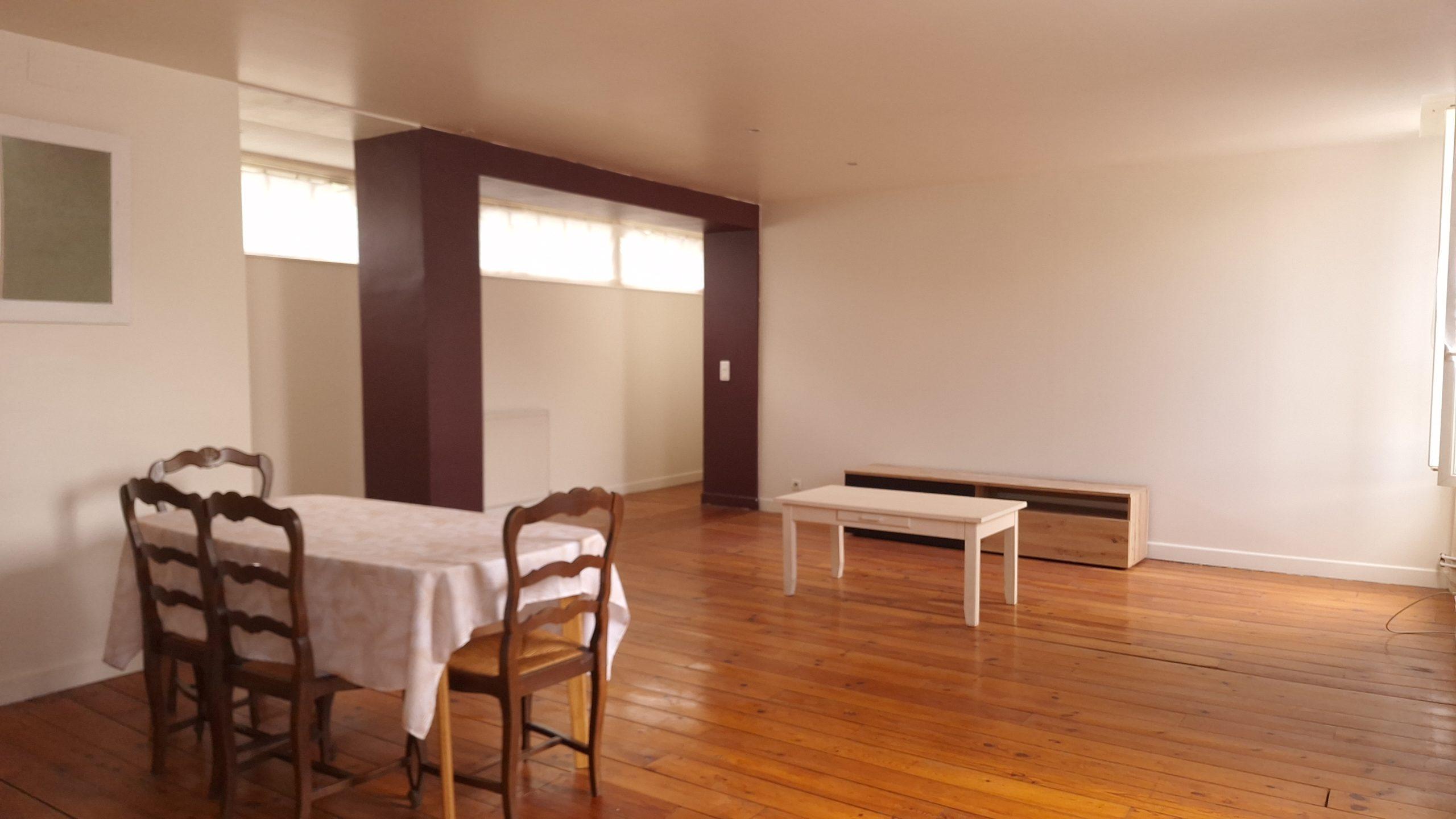 Séjour rénové avec plancher ancien,